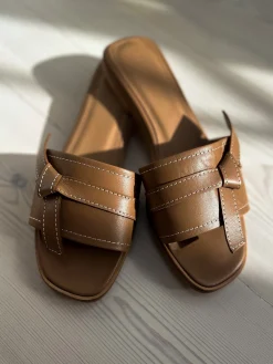 FLATTERED SANDAL MY COGNAC LEATHER