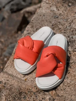 INUIKII SANDAL SOFT CROSSED CORAL