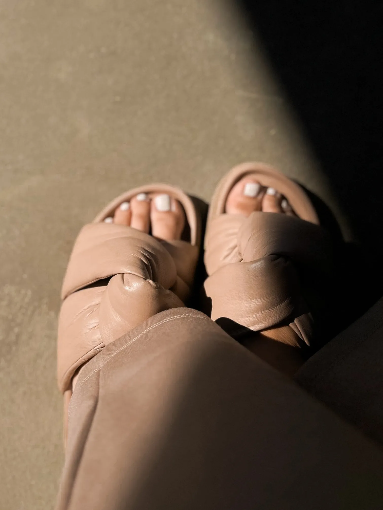 INUIKKI SANDAL SOFT CROSSED SLIPPER BEIGE